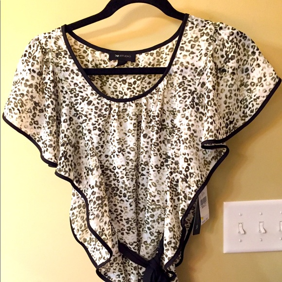 NWT- flutter sleeve top with black silk belt - Picture 2 of 6